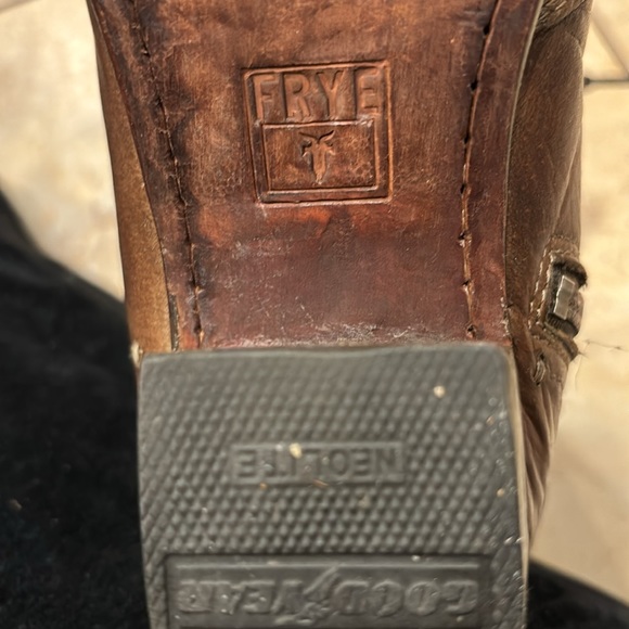 FRYE Zipper Up Soft Leather Bootie 2 inches Heels size 9 - Picture 12 of 14